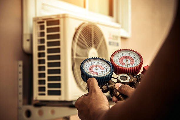 Professional Hvac technician working in Altamont, IL